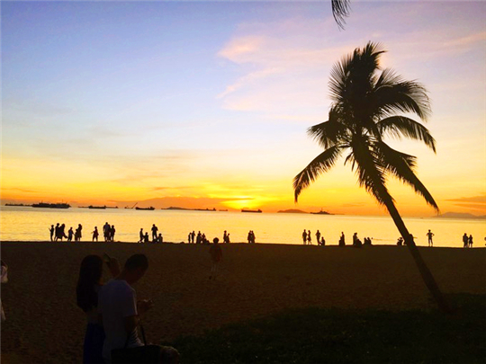 三亚旅行结婚纪念日,小两口结婚纪念日在家过二人世界