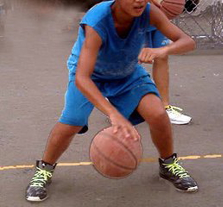 原来控球是这么练出来的,运球的各种动作怎么结合到实战