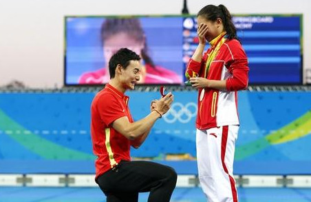 中国军团秀恩爱：被秦凯带坏，现激吻，95后撒狗粮