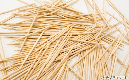 牙缝里卡了小小的鱼刺怎么拔出来,牙缝深处的菜叶怎么弄出来