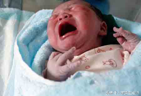 宝宝今天突然哭得厉害全身发紫,婴儿突然大哭撕心裂肺身上发紫