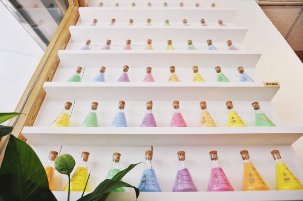 一整面彩虹烧杯墙！隐身巷弄的桃园人气咖啡厅