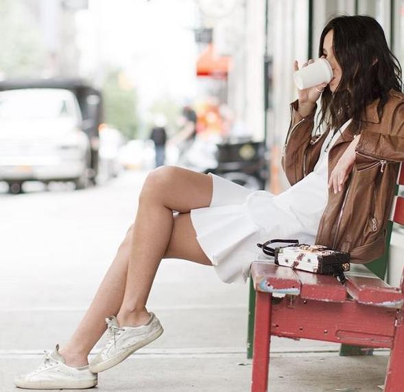 阿迪达斯绿尾小白鞋,阿迪绿尾小白鞋是经典款吗