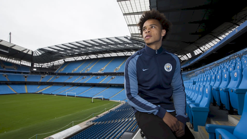 英超首轮压轴大戏,曼城发布新赛季主场球衣