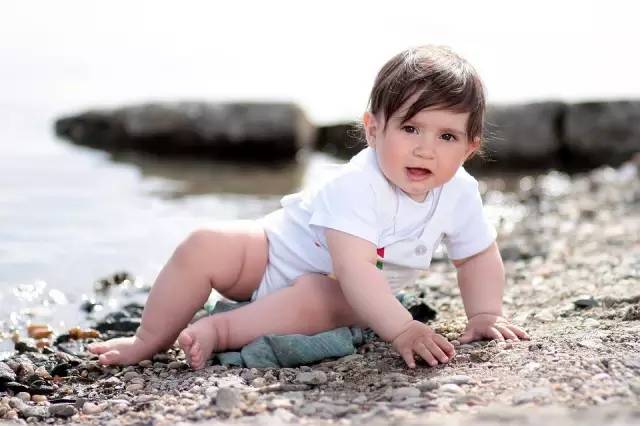 小月龄宝宝摔到头怎么办,3个月宝宝摔倒磕到头了要紧吗