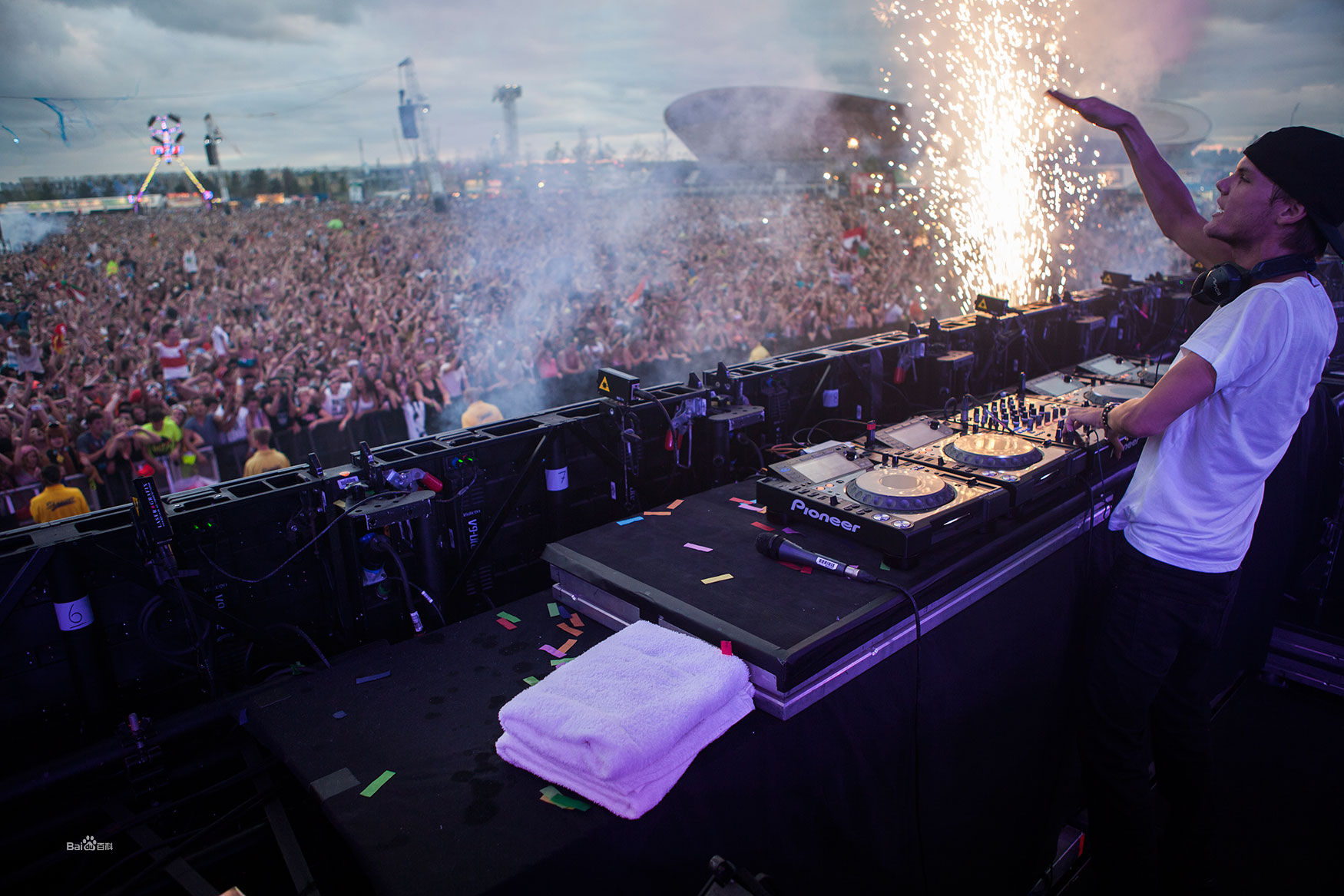 avicii现场电音,avicii电音节现场