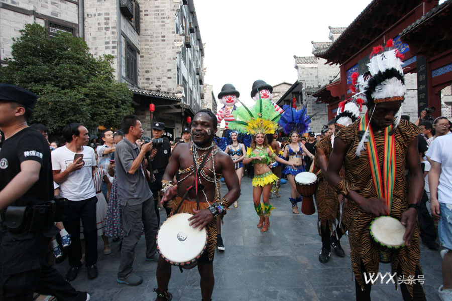 这个夏天巴西激情桑巴火了连山城小镇都是火辣辣的巴西女郎