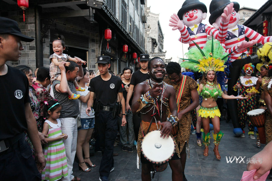 这个夏天巴西激情桑巴火了连山城小镇都是火辣辣的巴西女郎