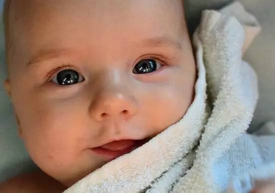 三岁宝宝身上过敏能抹爽身粉吗,宝宝爽身粉能不能涂在伤口处