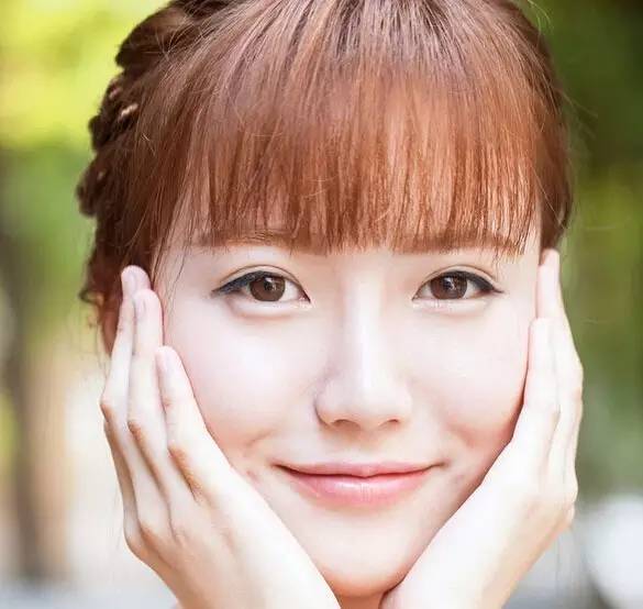 额头上疯狂冒痘是怎么回事,额头狂冒痘