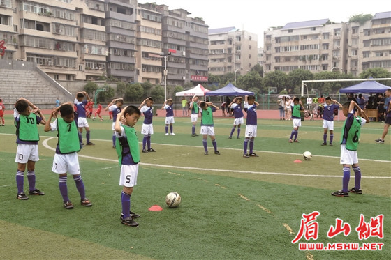 让足球飞起来然后颠球,让校园足球飞