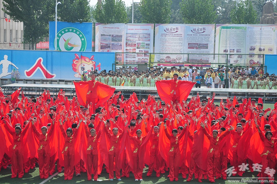 爸爸看到夏令营的女儿晒黑了,爸爸看到女儿军训被晒黑