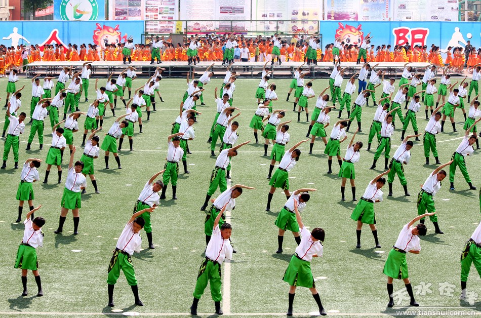 爸爸看到夏令营的女儿晒黑了,爸爸看到女儿军训被晒黑