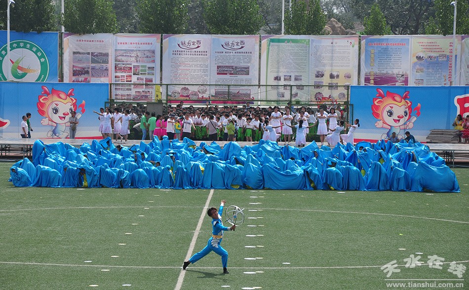 爸爸看到夏令营的女儿晒黑了,爸爸看到女儿军训被晒黑