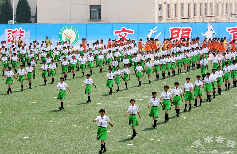 爸爸看到夏令营的女儿晒黑了,爸爸看到女儿军训被晒黑