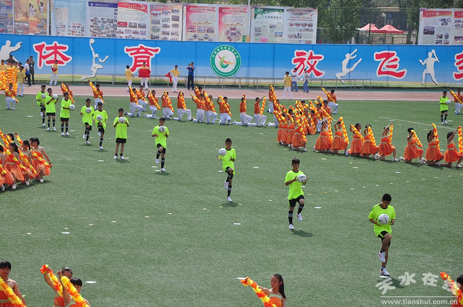 爸爸看到夏令营的女儿晒黑了,爸爸看到女儿军训被晒黑