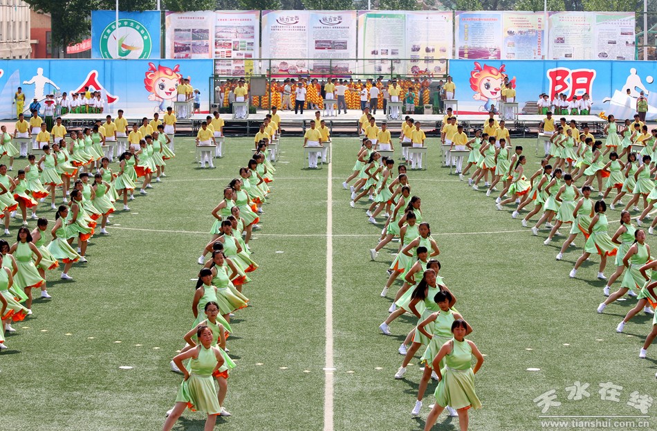 爸爸看到夏令营的女儿晒黑了,爸爸看到女儿军训被晒黑