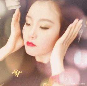 别人都光着，这货穿了个裤衩，嗯，一定是搓澡的！