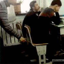 别人都光着，这货穿了个裤衩，嗯，一定是搓澡的！