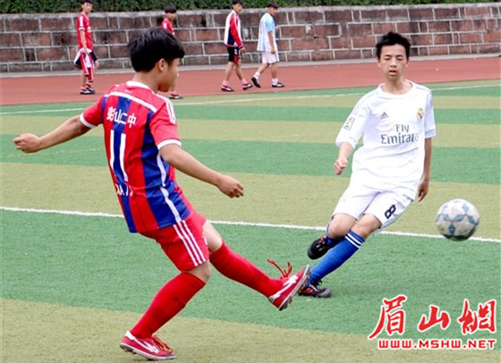 让足球飞起来然后颠球,让校园足球飞