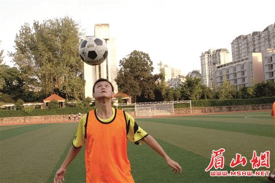 让足球飞起来然后颠球,让校园足球飞