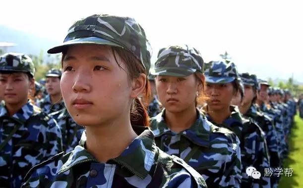 贵阳市第19中学新生军训,贵阳新学期来临高一新生参加军训