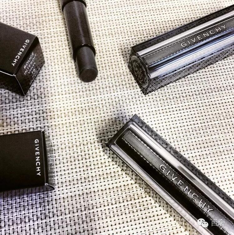 七夕送口红不能抠！廉价的化妆品和口红舔多了会死！