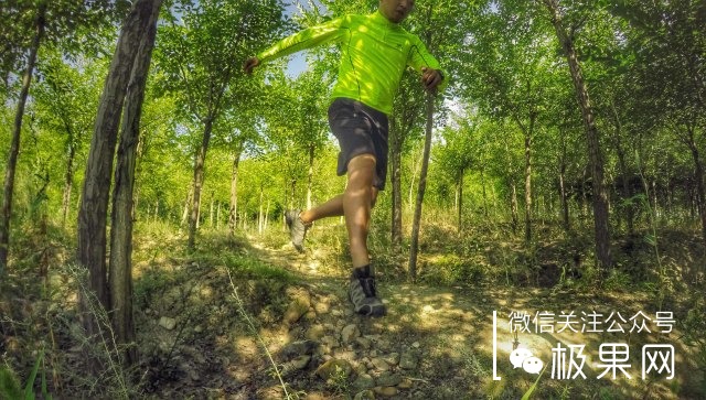 如何选择一双越野跑鞋,越野跑穿的跑鞋