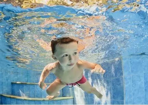 游泳眼睛红预防,游泳后点眼药水预防眼病对吗