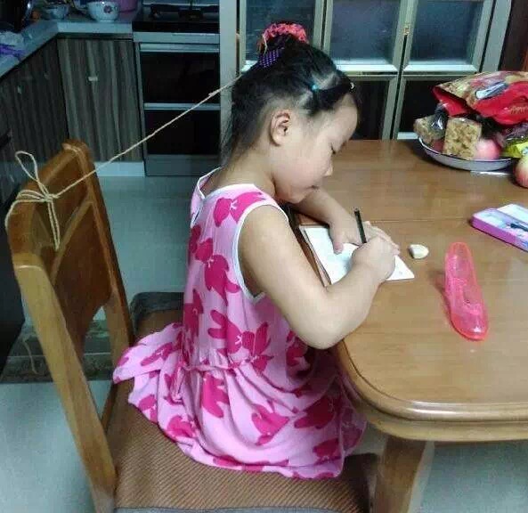 孙女写字总低头奶奶真的让她“头悬梁”