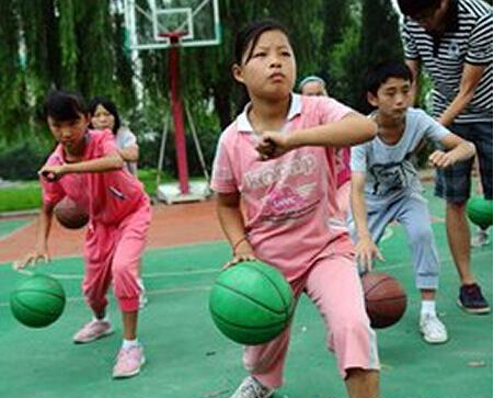 原来控球是这么练出来的,运球的各种动作怎么结合到实战