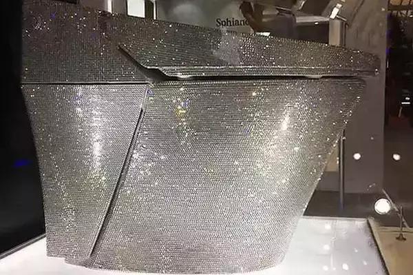 几百年过去了，就没有人告诉这些大牌他们有多丑？