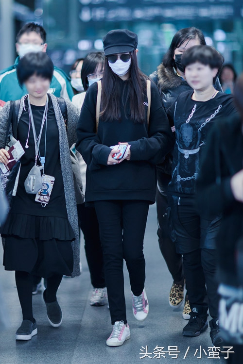 唐嫣机场卫衣搭风衣,唐嫣穿卫衣变运动系