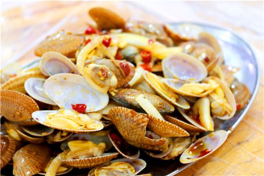 三亚旅行结婚纪念日,小两口结婚纪念日在家过二人世界