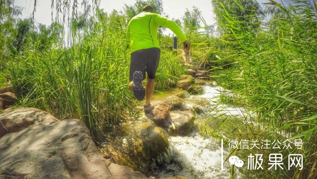 如何选择一双越野跑鞋,越野跑穿的跑鞋