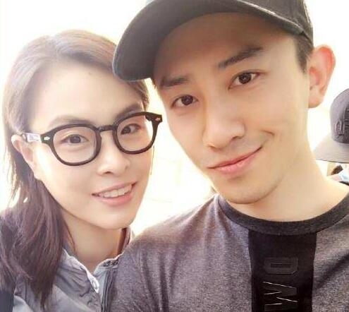 中国军团秀恩爱：被秦凯带坏，现激吻，95后撒狗粮