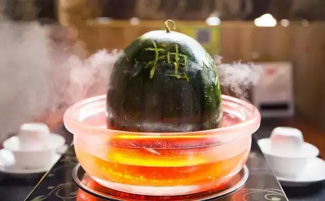 奇葩！泉州这家餐厅竟开在3D电影院里！招牌菜是西瓜皮！