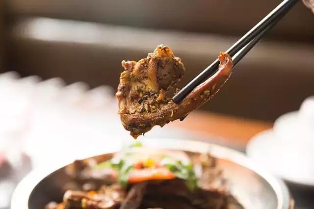 奇葩！泉州这家餐厅竟开在3D电影院里！招牌菜是西瓜皮！