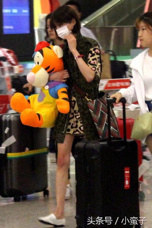 女星最新机场街拍 杨幂甩了郑爽N条街