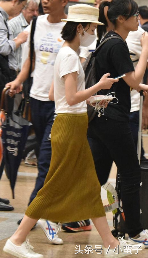 女星最新机场街拍 杨幂甩了郑爽N条街