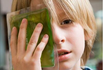 眼睛受钝伤怎么处理,发生眼伤后如何急救处理