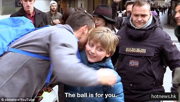 c罗在街上和小孩儿玩儿球,c罗扮流浪汉在大街上踢足球