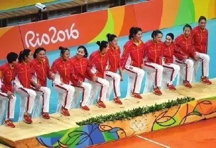 是时候让妹子们看看足球冷静一下了