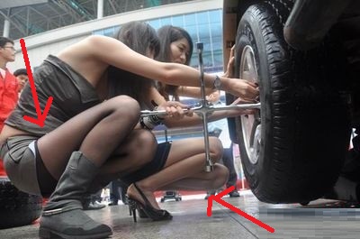 美女的车轮胎漏气了，于是上去帮她，最后美女脸红了？