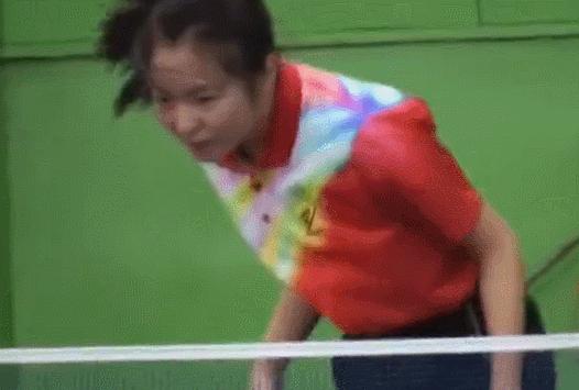 老詹被球砸转身看到格林,詹姆斯nba被球砸头搞笑场面