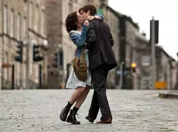 戳进来|为什么情侣接吻时，更喜欢把头往右边歪？