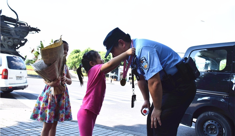 这两天，有一只“小熊”成了滨江的网红！