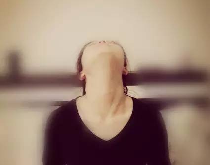 后仰可以改善驼背吗,后仰可以治颈椎病吗