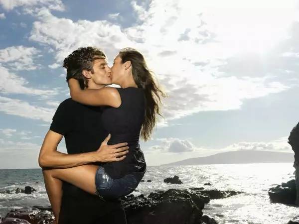 戳进来|为什么情侣接吻时，更喜欢把头往右边歪？