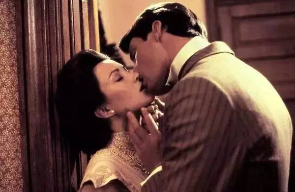 戳进来|为什么情侣接吻时，更喜欢把头往右边歪？